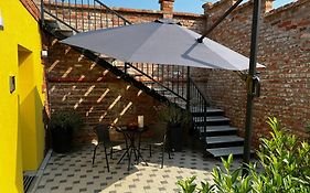 La Luna Petite Suite Deluxe With Free Jacuzzi, Bikes & Covered Parking